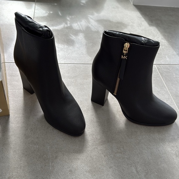 Brand New Michael Kors Black Ankle Booties - Picture 1 of 5